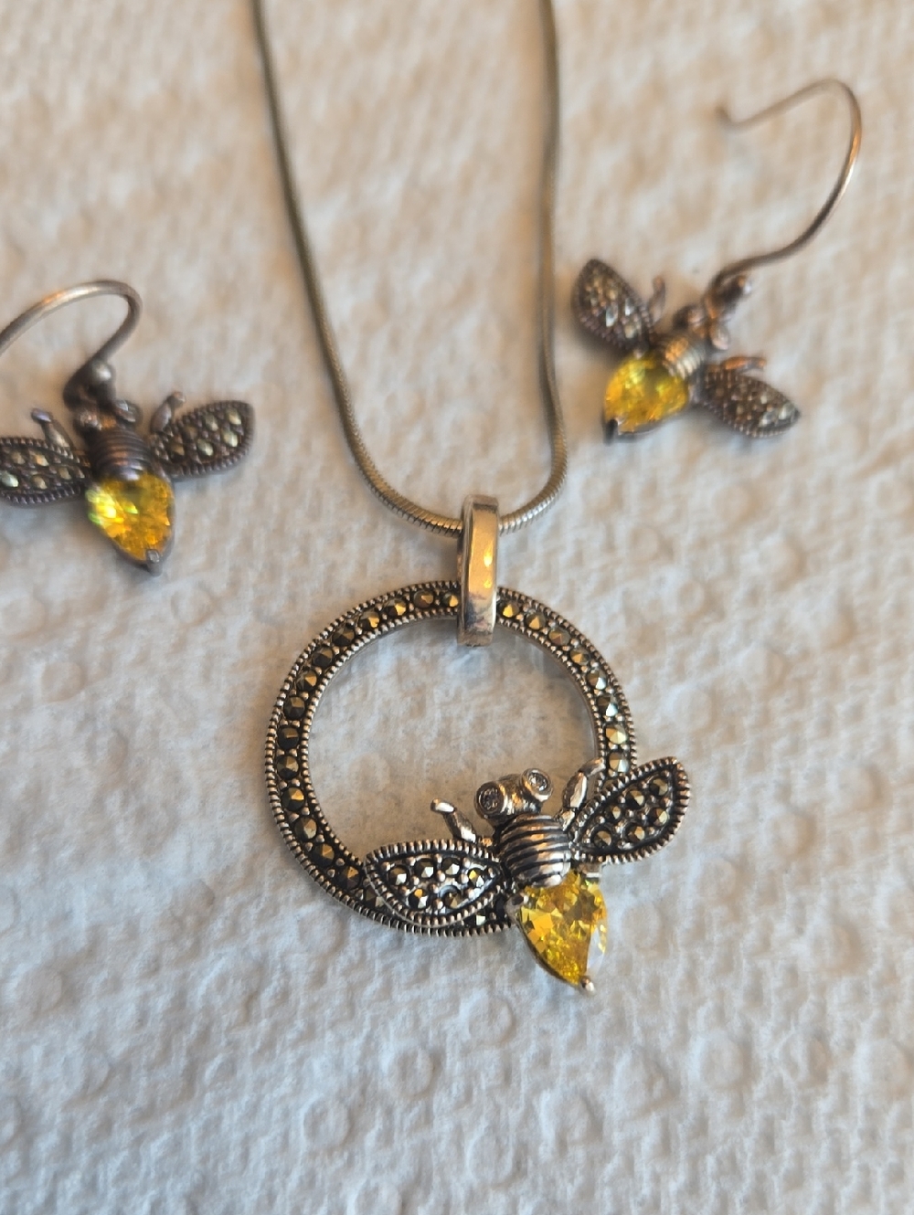 SS Bumble Bee Necklace And Earrings